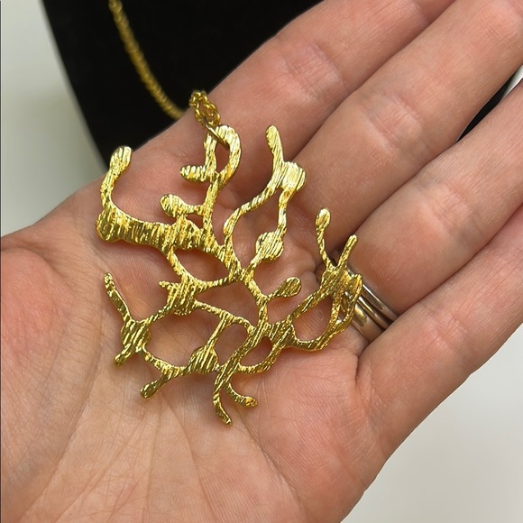 Elegant Gold tone Necklace with Crystal Accents on pendant - Picture 3 of 8